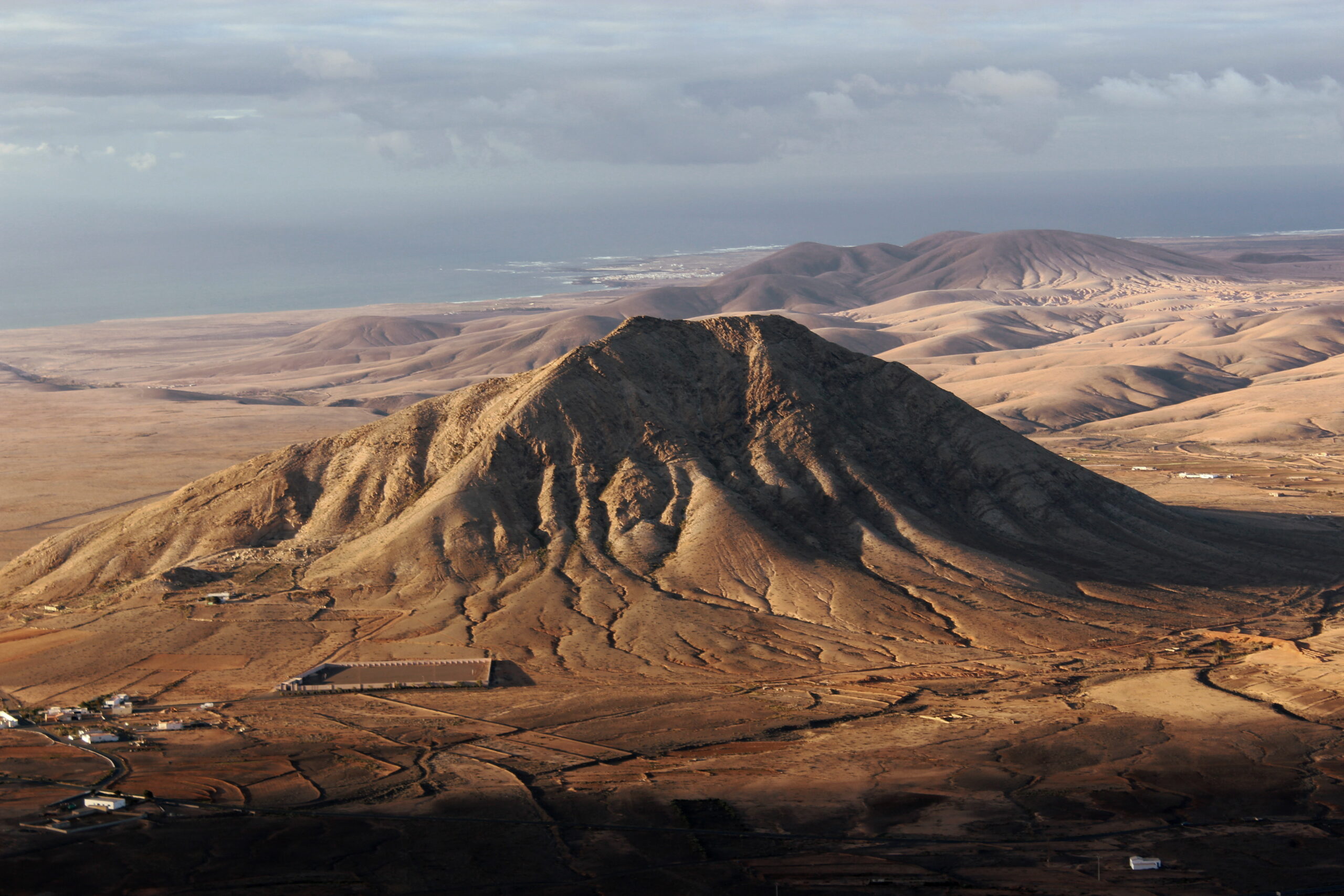 Montaña Tindaya a Fuerteventura Montaña Tindaya, il monumento naturale più suggestivo di Fuerteventura
